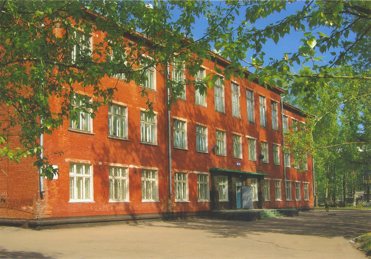 Главный вход школы.